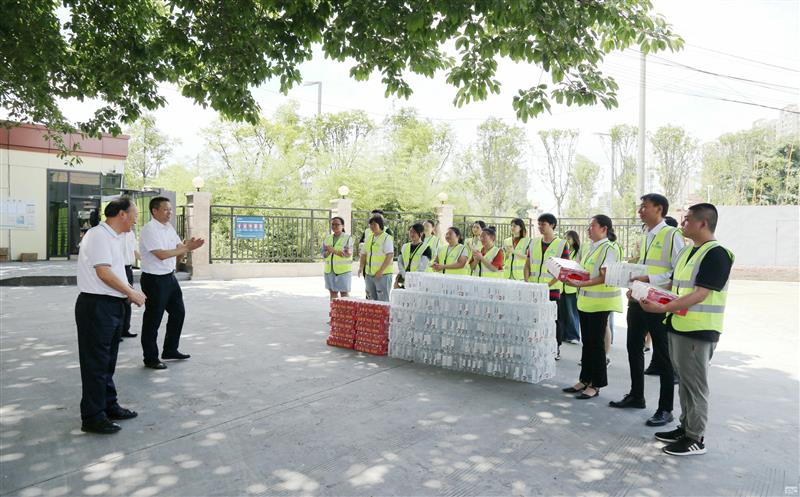 集团向导到测绘公司宣贯省委十二届五次全会精神，，，，，，，开展夏送清凉运动